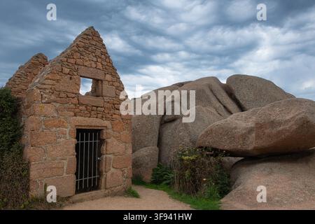 La célèbre maison des Douaniers sur la Côte de Granit Rose près de Ploumanac'h en Bretagne, France. Banque D'Images