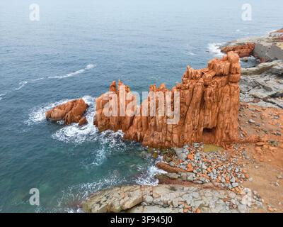Les roches rouges frappantes d'Arbatax (Rocce Rosse) en Sardaigne. Banque D'Images