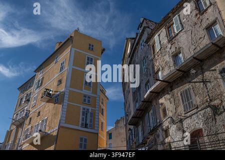 Le bâtiment jaune de la Casa Varese dans la vieille ville de Bastia sur l'île française de Corse Banque D'Images
