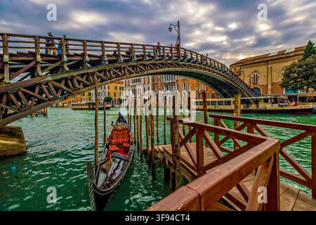 Italie Vénétie Venise, Ponts, Sestiere Dorsoduro, Ponte dell'Accademia Banque D'Images