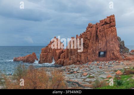 Les roches porphyriques rouges frappantes, les Rocce Rosse, sont situées sur la côte d'Arbatax dans l'est de la Sardaigne. Banque D'Images