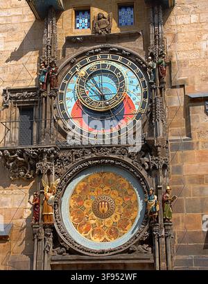 Prague, République tchèque – 28 juillet 2026 : Horloge astronomique de Prague avec cadran médiéval, anneau du zodiaque et figures ornées sur la mairie de la Vieille Ville. Banque D'Images