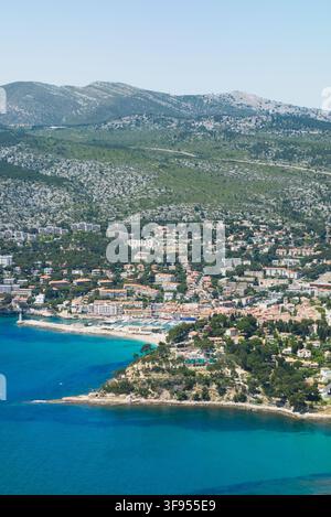 Vue aérienne de la ville côtière de Cassis et de son port devant les collines verdoyantes des Bouches-du-Rhône, Provence-Alpes-Côte d'Azur, France. Banque D'Images
