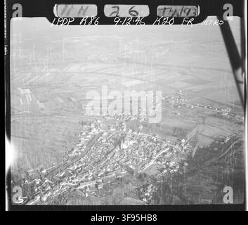 Une photographie aérienne de Saint-Julien-du-Sault, une commune dans la région bourguignonne de France, prise le 9 décembre 1946. Banque D'Images