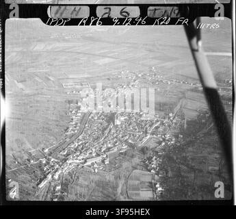 Une photographie aérienne de Saint-Julien-du-Sault, une commune dans la région bourguignonne de France, prise le 9 décembre 1946. Banque D'Images