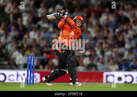 Brydon Carse de Sunrisers Leeds battant pendant le match d'élimination masculin The Hundred au Kia Oval, Londres. Date de la photo : vendredi 14 août 2026. Banque D'Images