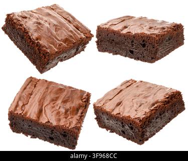 Morceaux de brownie au chocolat délicieux isolés sur blanc, posés Banque D'Images