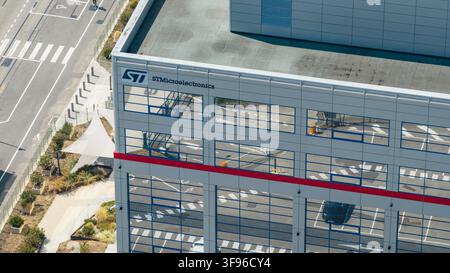 Crolles, France - 01 août 2026 : Vue aérienne du campus de fabrication de semi-conducteurs de STMicroelectronics, mettant en vedette le bâtiment de bureaux moderne avec Banque D'Images