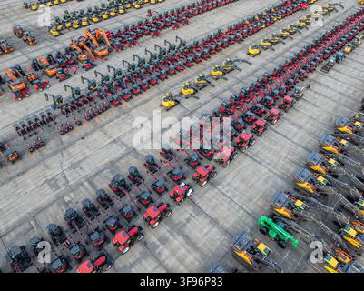 Tacoma, Washington, États-Unis - 02 août 2026 : Vue aérienne de rangées de machines de construction, dont des pelleteuses et des tracteurs, garées dans un ordre Banque D'Images
