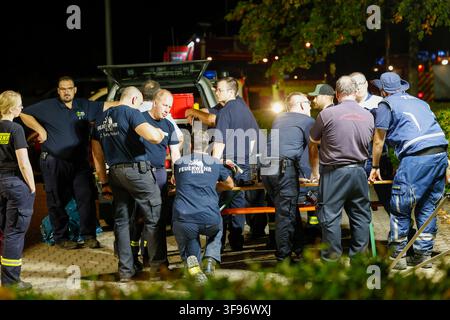 14 août 2026, Rhénanie-du-Nord-Westphalie, Hürtgenwald : Les secours d’organismes variés sont réunis pour un briefing. Photo : Thomas Banneyer/dpa Banque D'Images
