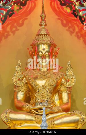 Représentation symbolique de Bouddha en tant qu'être éveillé, rayonnant et royal vêtu de parures princières, avec un halo ornemental en forme de flamme (auréole), Bouddha Banque D'Images