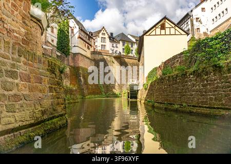 La rivière Leuk dans la vieille ville de Saarburg, Rhénanie-Palatinat, Allemagne Banque D'Images