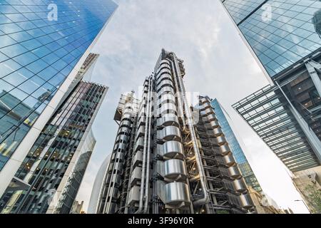 Vue de l'emblématique bâtiment de Lloyd's avec ses canalisations de service externes distinctives, entouré de gratte-ciel modernes en verre dans la City de Londres, Londres Banque D'Images