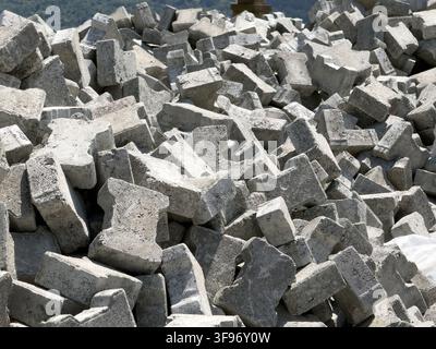 Vue d'un grand tas de pavés en béton gris emboîtés empilés à l'extérieur à Posof, Ardahan, Turkiye. Banque D'Images