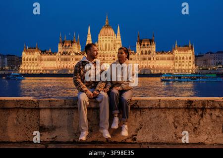 Budapest, Hongrie offre une ambiance romantique comme un couple profite d'une soirée paisible au bord du Danube. Banque D'Images