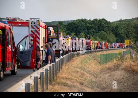 14 août 2026, Rhénanie-du-Nord-Westphalie, Hürtgenwald : Les pompiers sont en attente sur la B399 près de Hürtgenwald-Gey. Photo : Harald Tittel/dpa Banque D'Images