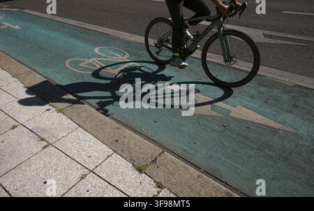 Contour, silhouette, ombre, vélo, cycliste, roulant sur la piste cyclable, pictogramme, logo, marquage, à côté de la route, Stuttgart, Bade-Wurtemberg, Allemagne Banque D'Images