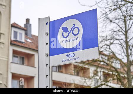 Micromobilité, location de vélos Nextbike, un panneau indiquant l'emplacement d'une boutique de location de vélos dans la Goethestrasse, avec les bâtiments résidentiels environnants en Banque D'Images