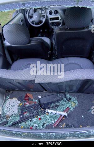 Dévastation de l'intérieur de la petite voiture Ford Ka après un accident de la route Danger routier ou vandalisme et destruction violente en août à Magdebourg Saxo Banque D'Images