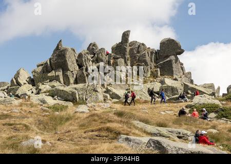 Randonneurs et formations rocheuses emblématiques au Black Peak à 2290m, à Vitosha Mountain, Sofia, Bulgarie Banque D'Images