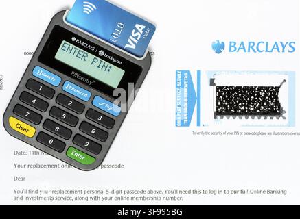 Lecteur de carte Barclays Pinsentry avec carte de débit Visa et lettre de livraison du code pin Banque D'Images