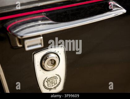 Vintage 70s Cadillac Seville poignée de porte de voiture gros plan Banque D'Images
