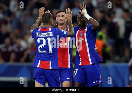 (de g. à d.) Lucas Hernández défenseurs de Paris Saint-Germain célébrant la victoire avec Fabián Ruiz milieux de terrain de Paris Saint-Germain et Marquinhos défenseurs de Paris Saint-Germain à la fin de la finale de la UEFA Super Coupe 2026 entre Paris Saint-Germain et Aston Villa au stade de Salzbourg. Résultat final du match : PSG - Aston Villa 2-1 (Photo par Marco Iacobucci / SOPA Images/Sipa USA) Banque D'Images