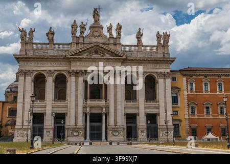La façade principale monumentale de la Basilique du Latran (Archibasilique Saint-Jean-de-Latran) à Rome. Banque D'Images
