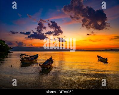 Le paysage des îles Andaman et Nicobar est un paradis tropical de forêts tropicales luxuriantes, de collines escarpées, de plages de sable blanc et d'eaux turquoise claires. Banque D'Images