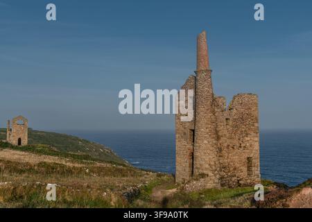Le bâtiment historique des machines de Towanroath Engine House de l'ancienne mine de étain Wheal Coates sur la côte escarpée du Cornwall en Angleterre. Banque D'Images