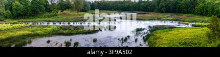 La Ventas Rumba (Venta Rapids) à Kuldīga, en Lettonie, est la cascade naturelle la plus large d'Europe. Banque D'Images