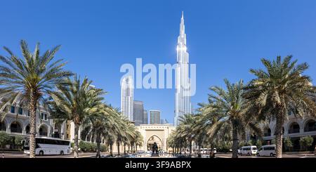 Ciel du Burj Khalifa de Dubaï, le plus haut bâtiment du monde, panorama avec le Palace Hotel dans le centre-ville de Dubaï, Émirats Arabes Unis Banque D'Images