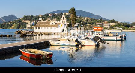 Vue panoramique de l'église du monastère de Vlacherna sur l'île de Corfou, voyage dans la mer Méditerranée à Corfou en Grèce Banque D'Images