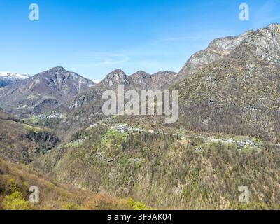 Photo aérienne des montagnes des Alpes suisses dans le canton du Tessin, village de Mosogno, voyage dans la vallée d'Onsernone, Suisse Banque D'Images