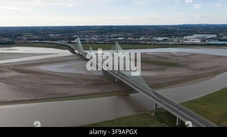 Vue aérienne du pont Mersey Gateway enjambant la rivière Mersey avec des vasières à marée basse et la ville de Runcorn en arrière-plan, Runcorn, Unite Banque D'Images