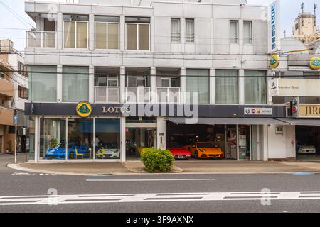 Voitures de sport de luxe modernes, dont des Lotus et des Ferrari, garées au showroom du concessionnaire Jiro Jidosha dans le quartier de Tennoji à Osaka, au Japon. Banque D'Images