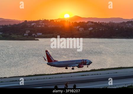 Corfou, Grèce - 4 juillet 2026 : Avion Jet2 Boeing 737-800 à l'aéroport de Corfou en Grèce. Banque D'Images