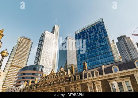 Vue de gratte-ciel modernes en verre dominant les bâtiments historiques en pierre dans la City de Londres, Londres, Angleterre, Royaume-Uni Banque D'Images