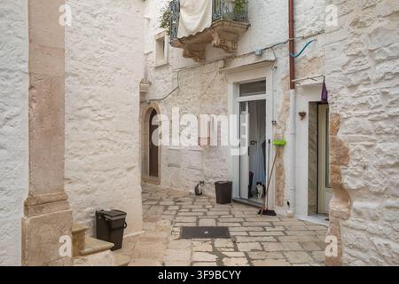 Rue étroite avec maisons blanches à Locorotondo, Italie Banque D'Images