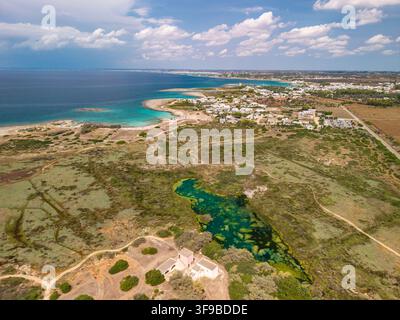 Vue aérienne de la côte adriatique dans le nord du Salento Banque D'Images