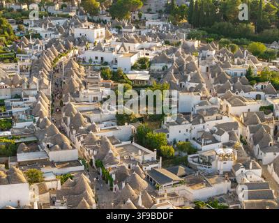 Vue aérienne du coucher de soleil sur les Trulli de l'UNESCO à Alberobello, Pouilles, Italie Banque D'Images