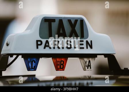 Paris, Île-de-France, France - 06 mai 2022 : Vue d'un panneau de taxi sur le toit d'une voiture à Paris, arborant l'inscription Taxi Parisien et un indicateur lumineux Banque D'Images