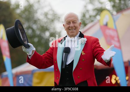 Le directeur de cirque lève son haut-de-forme en signe d'accueil au Zippos Circus sur Peckham Rye Common à Londres, le 13 septembre 2014. Banque D'Images