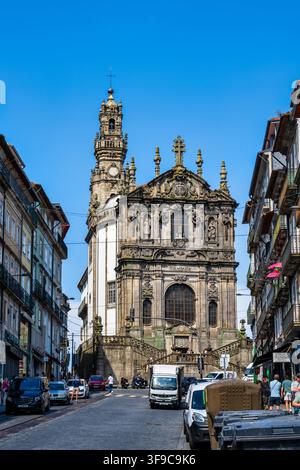 Igreja et Torre dos Clérigos sur la Rua dos Clérigos dans le quartier Baixa de Porto au Portugal, Europe du Sud-Ouest Banque D'Images
