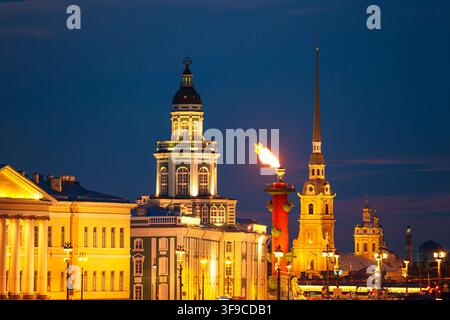 La Kunstkamera, les colonnes rostrales en feu et la cathédrale Pierre-et-Paul. Célébrations de la Journée de la Marine de nuit. Russie, Saint-Pétersbourg – 26 juillet 202 Banque D'Images