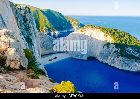 Des eaux turquoise éblouissantes rencontrent des falaises blanches époustouflantes à la plage de Navagio, une destination à couper le souffle à Zakynthos, en Grèce. Banque D'Images
