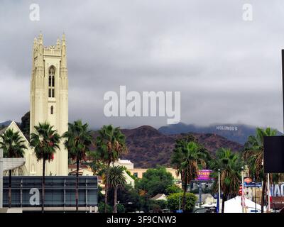 Los Angeles, Californie, 13/10/2018 Description : Panneau Hollywood et tour de la First Presbyterian Church sous un ciel nuageux, Los Angeles. Une vue de la Hol Banque D'Images