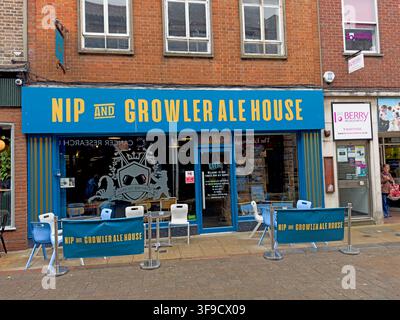 Façade du pub Nip and Growler Ale House à King's Lynn, Norfolk, Angleterre, Royaume-Uni. Banque D'Images