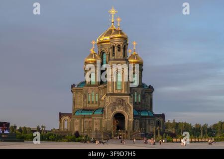 RÉGION DE MOSCOU, RUSSIE – 18 JUILLET 2026 : Le Temple principal des Forces armées de la Fédération de Russie dans le Parc Patriotique central par une soirée de juillet. Moscou Banque D'Images