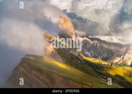 Sommet du Seceda avec brouillard et nuages dramatiques au coucher du soleil Banque D'Images